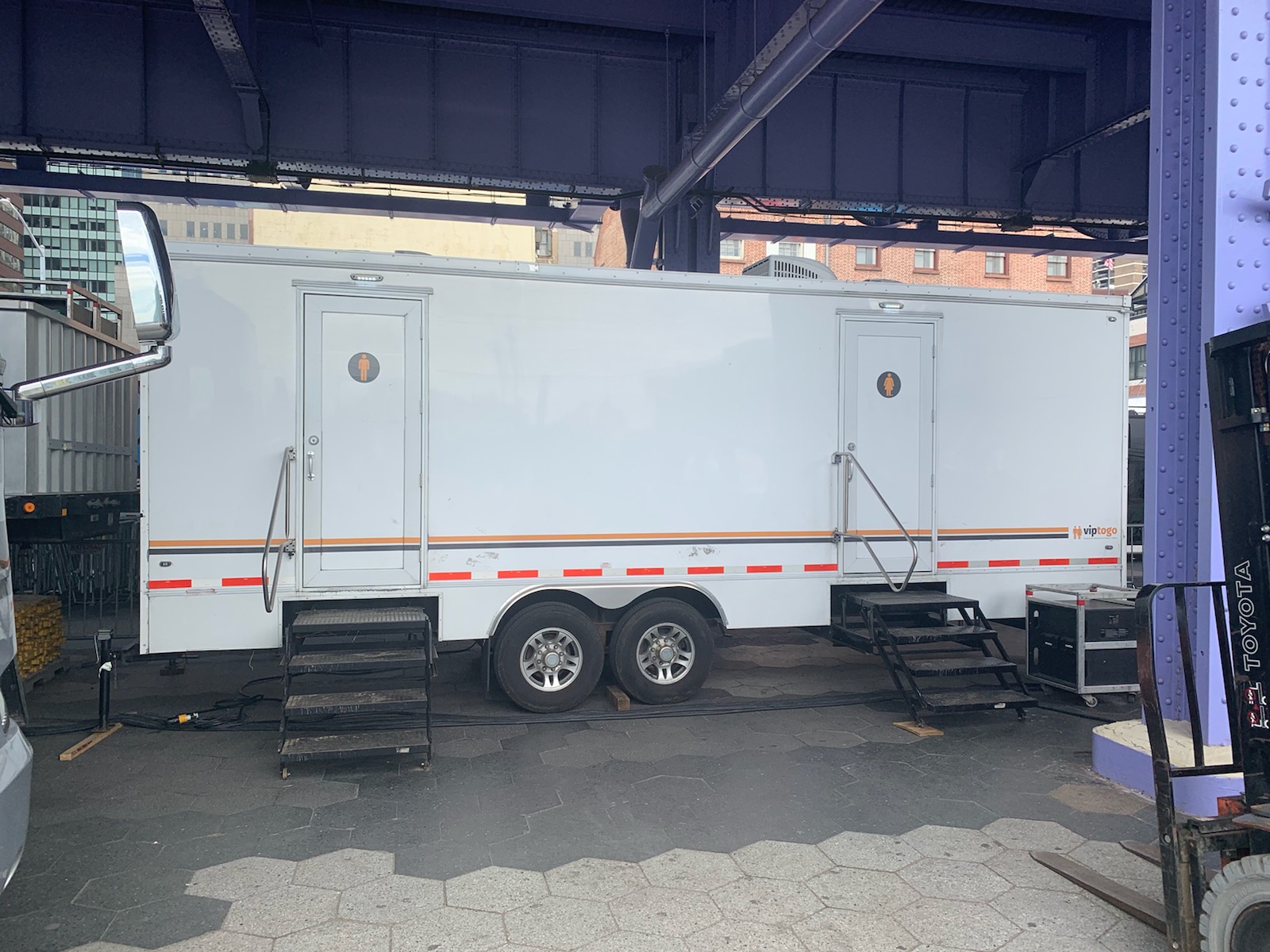 portable restroom rental for wedding